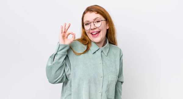 Mulher Cabeça Vermelha Bonita Sentindo Bem Sucedida Satisfeita Sorrindo Com — Fotografia de Stock