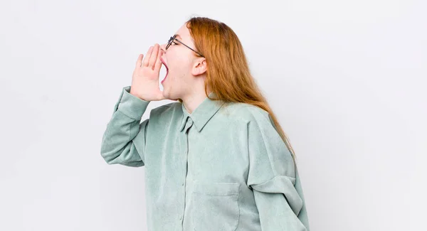 Vacker Röd Huvud Kvinna Skriker Högt Och Ilsket Att Kopiera — Stockfoto