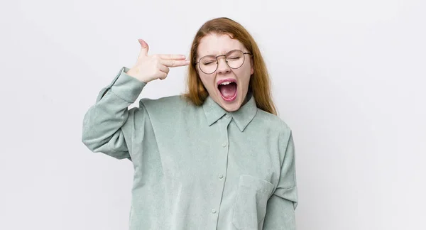 Hübsche Frau Mit Rotem Kopf Die Unglücklich Und Gestresst Aussieht — Stockfoto