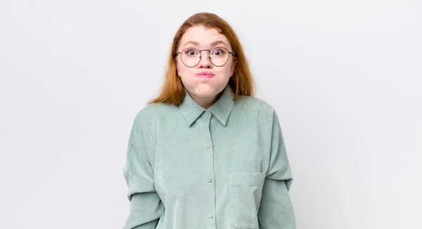 Ziemlich Rote Kopf Frau Mit Einem Dummen Verrückten Überraschten Gesichtsausdruck — Stockfoto