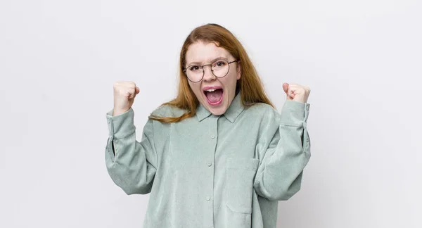 Hübsche Rote Frau Die Sich Glücklich Überrascht Und Stolz Fühlt — Stockfoto