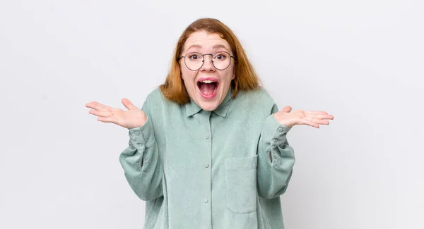 Bonita Mujer Cabeza Roja Que Feliz Emocionada Sorprendida Con Una — Foto de Stock