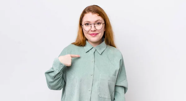 Bonita Mulher Cabeça Vermelha Olhando Orgulhoso Confiante Feliz Sorrindo Apontando — Fotografia de Stock