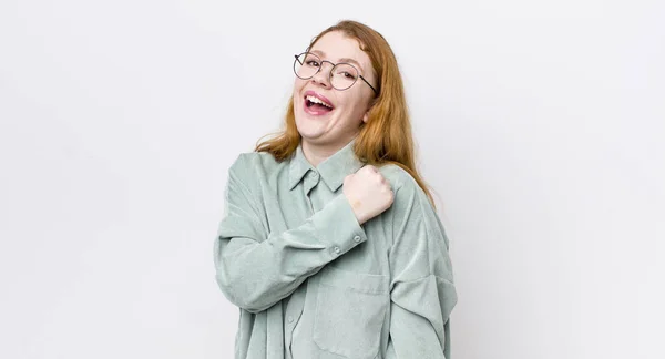 Vacker Röd Huvud Kvinna Känner Sig Glad Positiv Och Framgångsrik — Stockfoto