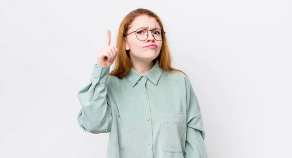 Ziemlich Rote Kopf Frau Die Sich Wie Ein Genie Fühlt — Stockfoto