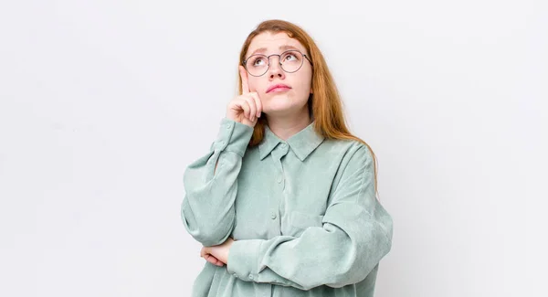 Hübsche Rote Kopffrau Mit Konzentriertem Blick Fragend Mit Zweifelndem Gesichtsausdruck — Stockfoto