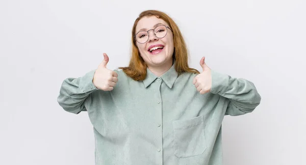 Όμορφη Κοκκινομάλλα Γυναίκα Χαμογελά Γενικές Γραμμές Αναζητούν Ευτυχισμένη Θετική Αυτοπεποίθηση — Φωτογραφία Αρχείου