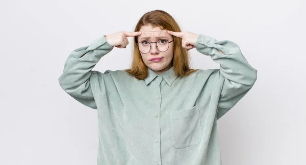 Hübsche Rote Frau Mit Ernstem Und Konzentriertem Blick Brainstorming Und — Stockfoto