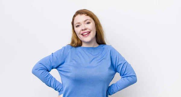 Mooie Rode Hoofd Vrouw Glimlachend Vrolijk Terloops Met Een Positieve — Stockfoto