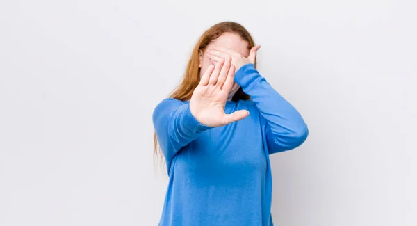 Hübsche Rote Kopffrau Die Das Gesicht Mit Der Hand Bedeckt — Stockfoto