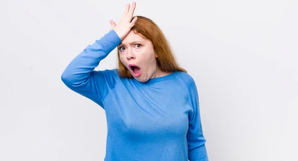 Pretty Red Head Woman Raising Palm Forehead Thinking Oops Making — Stock Photo, Image