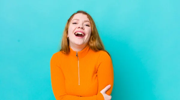 Hübsche Rote Kopf Frau Lacht Schüchtern Und Fröhlich Mit Einer — Stockfoto