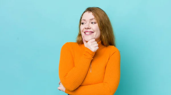 Hübsche Rote Frau Mit Fröhlichem Selbstbewusstem Gesichtsausdruck Die Hand Kinn — Stockfoto