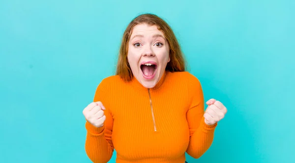 Ziemlich Rote Kopf Frau Ist Schockiert Aufgeregt Und Glücklich Lacht — Stockfoto