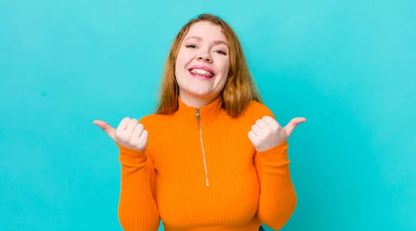 Hübsche Rote Kopffrau Die Freudig Lächelt Und Glücklich Aussieht Sich — Stockfoto