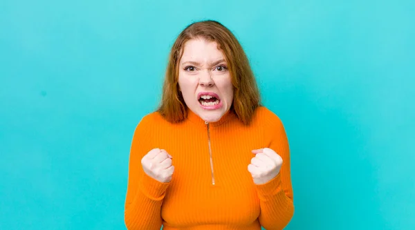 Ziemlich Rote Kopf Frau Schreit Aggressiv Mit Genervten Frustrierten Wütenden — Stockfoto