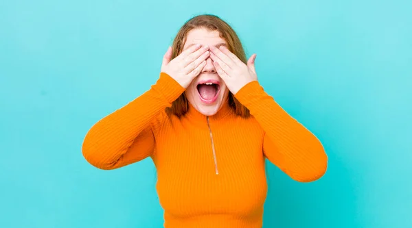 Vacker Röd Huvud Kvinna Ler Och Känner Sig Lycklig Täcker — Stockfoto