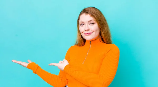 Mulher Cabeça Vermelha Bonita Sorrindo Sentindo Feliz Despreocupado Satisfeito Apontando — Fotografia de Stock