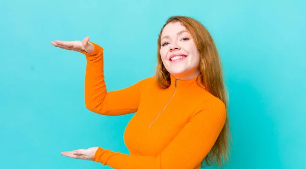 Hübsche Rote Frau Die Lächelt Sich Glücklich Positiv Und Zufrieden — Stockfoto