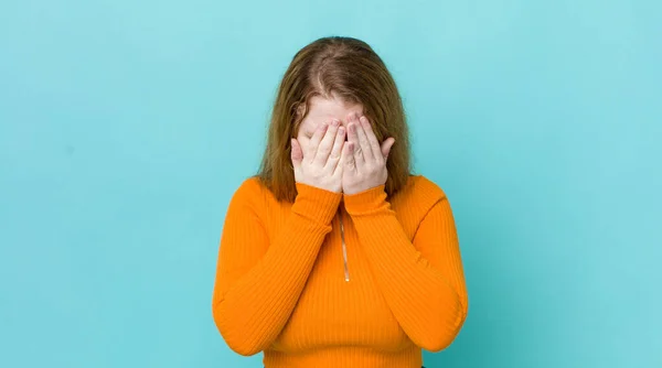 Jolie Rousse Femme Sentant Triste Frustrée Nerveuse Déprimée Couvrant Visage — Photo