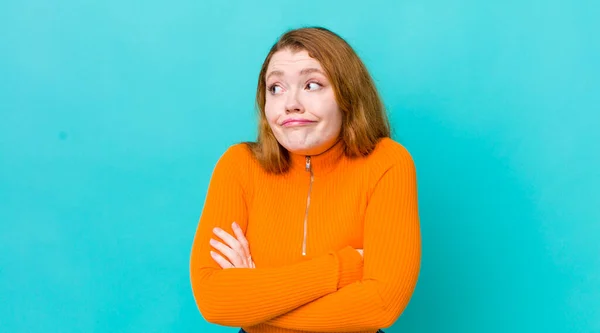 Hübsche Rote Kopffrau Zuckt Mit Den Schultern Fühlt Sich Verwirrt — Stockfoto