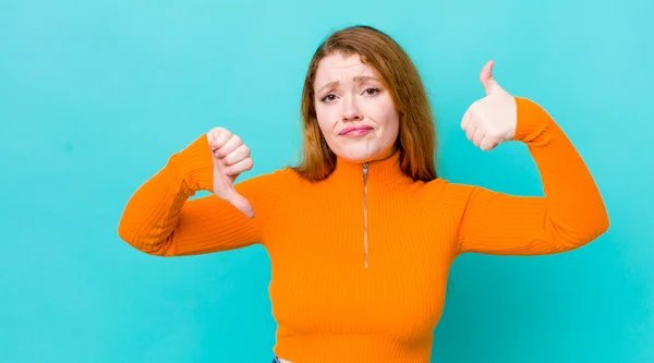 Mooie Rode Hoofd Vrouw Voelt Zich Verward Onwetend Onzeker Het — Stockfoto