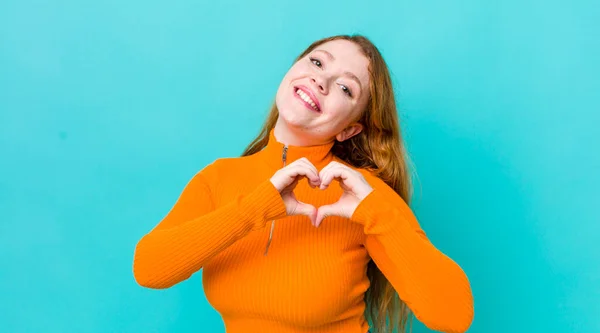 Hübsche Frau Mit Rotem Kopf Die Lächelt Und Sich Glücklich — Stockfoto