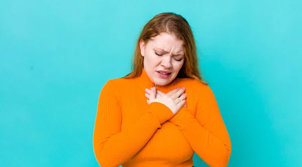 Bella Donna Testa Rossa Guardando Triste Ferito Spezzato Cuore Tenendo — Foto Stock