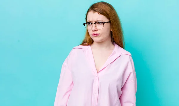 Ziemlich Rote Kopf Frau Fühlt Sich Traurig Verärgert Oder Wütend — Stockfoto