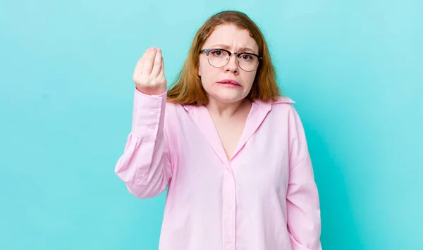 Vacker Röd Huvud Kvinna Gör Capice Eller Pengar Gest Säger — Stockfoto