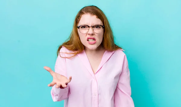 Ziemlich Rote Kopf Frau Sieht Wütend Genervt Und Frustriert Schreien — Stockfoto