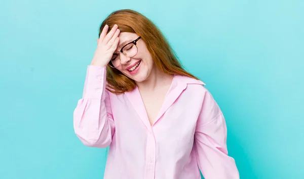 Pretty Red Head Woman Laughing Slapping Forehead Saying Doh Forgot — Stock Photo, Image
