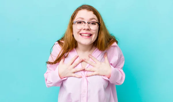 Vacker Röd Huvud Kvinna Ser Glad Förvånad Stolt Och Upphetsad — Stockfoto