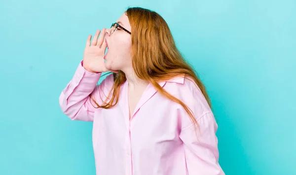 Pretty Red Head Woman Yelling Loudly Angrily Copy Space Side — Stock Photo, Image