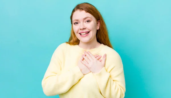 Hübsche Frau Mit Rotem Kopf Die Sich Romantisch Glücklich Und — Stockfoto