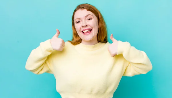 Hübsche Rote Frau Mit Breitem Lächeln Die Glücklich Positiv Selbstbewusst — Stockfoto