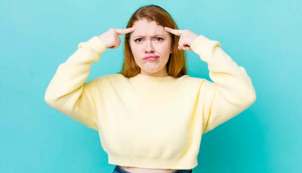 Hübsche Rote Frau Mit Ernstem Und Konzentriertem Blick Brainstorming Und — Stockfoto