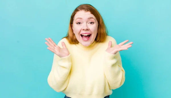 Ziemlich Rote Kopf Frau Ist Schockiert Und Aufgeregt Lacht Erstaunt — Stockfoto