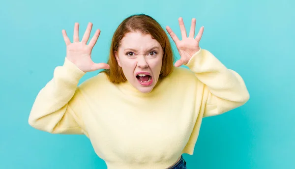 Bonita Mujer Pelirroja Gritando Pánico Ira Conmocionada Aterrorizada Furiosa Con —  Fotos de Stock