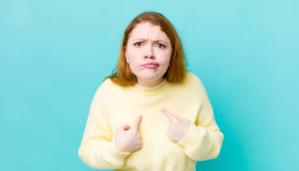 Mooie Rode Hoofd Vrouw Wijzend Naar Zichzelf Met Een Verwarde — Stockfoto