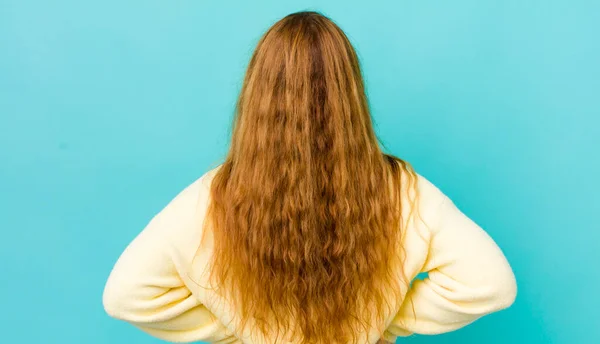 Mulher Cabeça Vermelha Bonita Sentindo Confuso Cheio Dúvidas Perguntas Perguntando — Fotografia de Stock