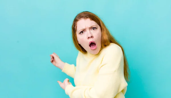 Ziemlich Rote Kopf Frau Ist Schockiert Und Überrascht Und Zeigt — Stockfoto