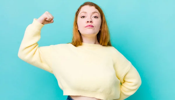 Hübsche Rote Frau Die Sich Ernst Stark Und Rebellisch Fühlt — Stockfoto