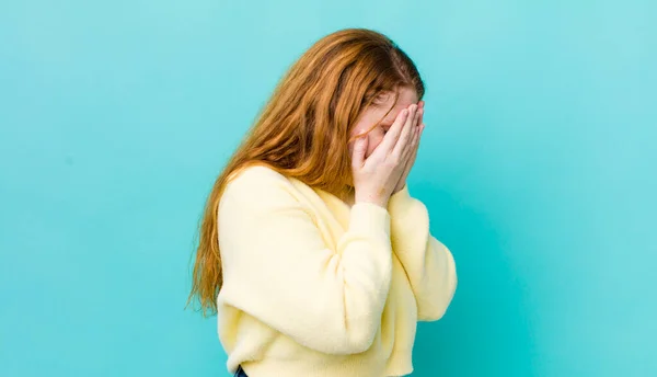Csinos Vörös Hajú Eltakarja Szemét Kezével Egy Szomorú Frusztrált Pillantást — Stock Fotó