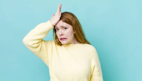Pretty Red Head Woman Raising Palm Forehead Thinking Oops Making — Stockfoto