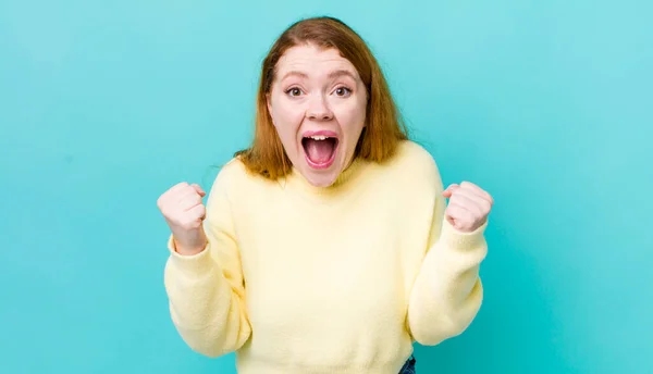 Bonita Mujer Pelirroja Sintiéndose Feliz Positiva Exitosa Celebrando Victoria Logros — Foto de Stock