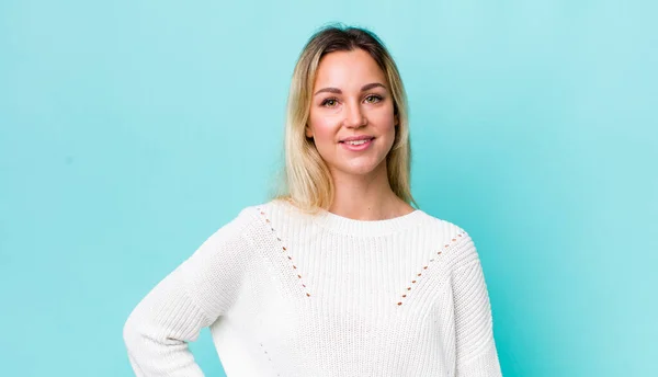 Bonita Mujer Rubia Sonriendo Felizmente Con Una Mano Cadera Actitud —  Fotos de Stock