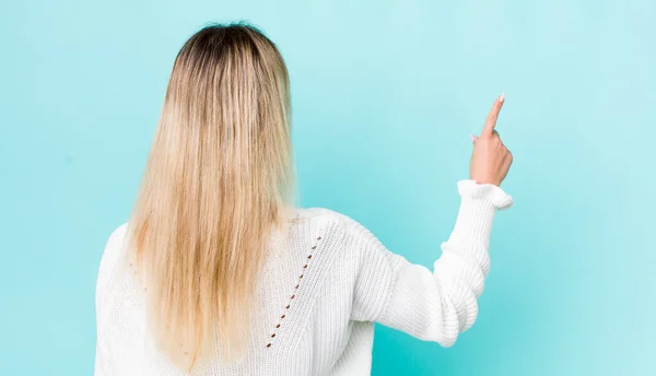 Mooie Blonde Vrouw Staan Wijzen Naar Object Kopieerruimte Achteraanzicht — Stockfoto