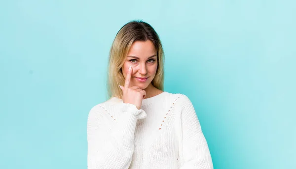 Vacker Blond Kvinna Hålla Ett Öga Dig Inte Lita Titta — Stockfoto