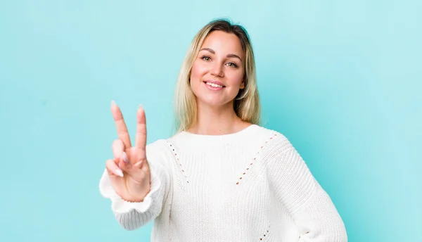 Mooie Blonde Vrouw Glimlachen Kijken Gelukkig Zorgeloos Positief Gebaren Overwinning — Stockfoto